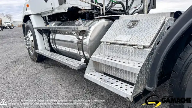 2015 FREIGHTLINER CASCADIA DAY CAB in Heavy Trucks in Chilliwack - Image 17