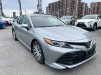 La Toyota Camry LE 2020 est une berline intermédiaire reconnue pour sa fiabilité, son confort et sa... (image 1)