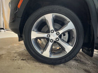 This Jeep Grand Cherokee is equipped with: Capri Leatherette Seats w/Perforated Inserts, CommandView... (image 9)