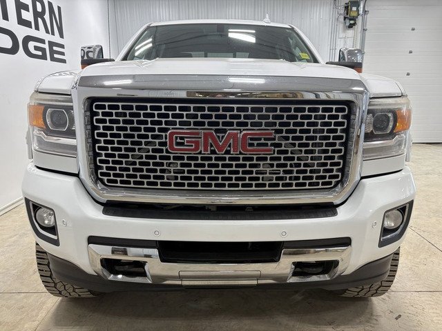 2015 GMC SIERRA 2500HD DENALI DURAMAX | HEATED + COOLED LEATHER  in Cars & Trucks in Moose Jaw - Image 2