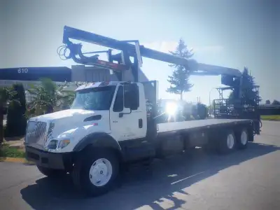 2006 International 7500 Flat Deck 25 foot, With Crane Air Brakes 3 Seater Diesel With Air Brakes, 9....