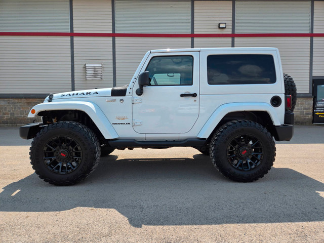 2014 Jeep Wrangler Sahara / 4x4 / Lift kit & Tires Prêt pour l'é in Cars & Trucks in West Island - Image 4