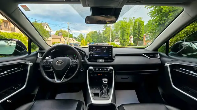 2019 Toyota RAV4 XLE Sunroof , Leather Heated Seats,Heated Steri in Cars & Trucks in City of Toronto - Image 17
