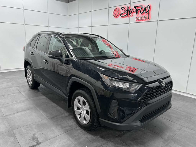 2021 Toyota RAV4 LE AWD - SIEGES CHAUFFANTS - BAS KILOMETRAGE dans Autos et camions  à Ville de Québec