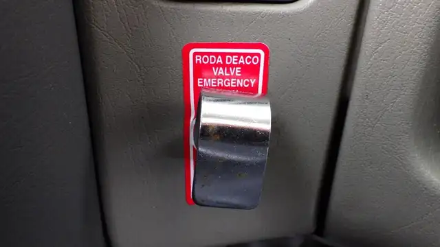 2008 international 7500 Tandem Bucket Truck Diesel Air Brakes in Heavy Trucks in Richmond - Image 31