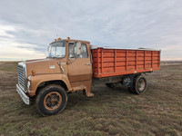 1975 Ford S/A Day Cab Grain Truck 700