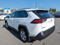 LOW KMS! EXTRA CLEAN AWD, APPLE CARPLAY/ANDROID AUTO FULLY LOADED, BACKUP CAMERA, LANE CHANGE ASSIST... (image 2)