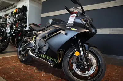 2025 Triumph Daytona 660 Satin Granite/Satin Black GAME ON Offering the perfect blend of performance...