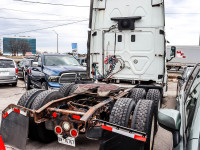 STOCK #314017 Looking for a dependable highway tractor? This 2017 Freightliner Cascadia is built for... (image 2)