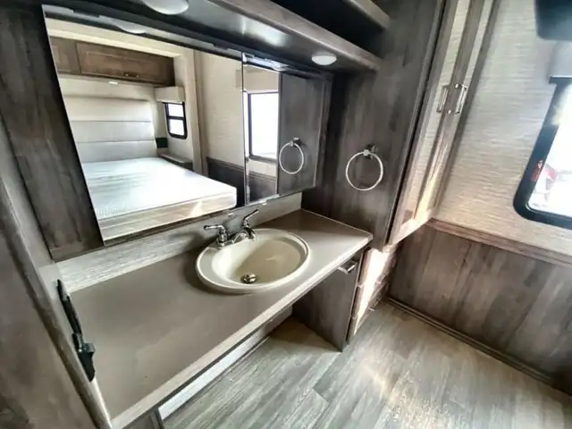 2020 Winnebago Adventurer 30T in RVs & Motorhomes in Abbotsford - Image 21