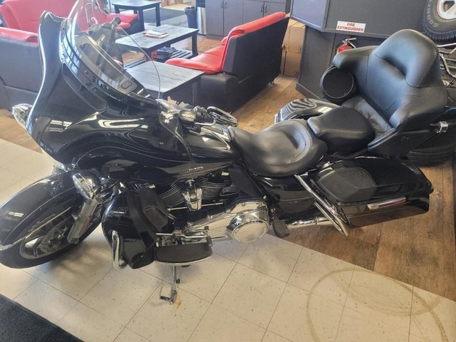2017 Harley-Davidson FXDG ULTRA LIMITED LOW in Cars & Trucks in Lethbridge - Image 3