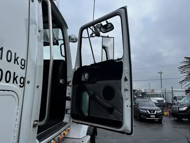 2011 western-star-trucks 4900 Twin Steer DD15 Altec AH85A Bucket in Heavy Trucks in Richmond - Image 26