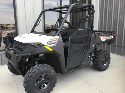 Engine Type: Parallel Twin Displacement: 60.9 cu. in. (999 cc) Bore and Stroke: Bore: 3.66 in. (93 m...