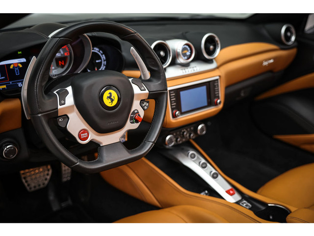  2015 Ferrari California T 2dr Convertible in Cars & Trucks in City of Montréal - Image 4
