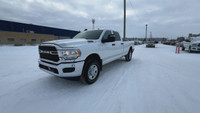 This Ram 2500 is equipped with: Cloth Front 40/20/40 Bench Seat, Radio: Uconnect 5 w/8.4 Display, 4G... (image 4)