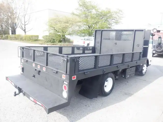 2015 isuzu NPR 12 Foot Flat Deck 3 Seater Diesel in Heavy Trucks in Richmond - Image 7