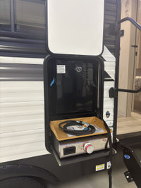 Della Terra DET241BH This under 30ft family travel trailer is sure to impress! Not only do the adult... (image 1)
