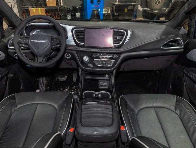 2025 Chrysler Pacifica Hybrid SELECT S *TOIT* TV *SIEGES VENTI*  in Cars & Trucks in Laurentides - Image 4