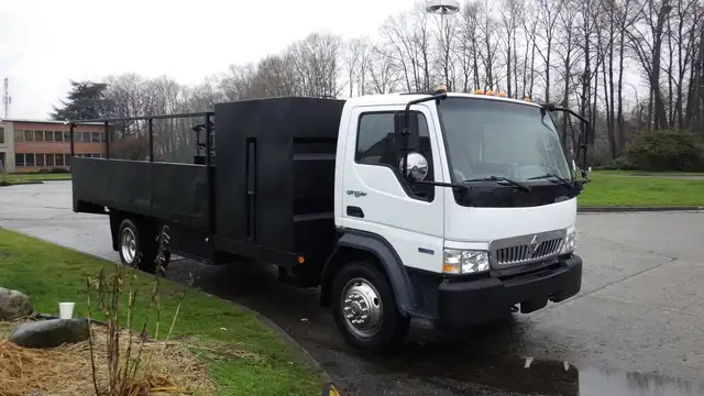 2009 international CF 600 City Star Side Dump Truck 3 Seater Die in Heavy Trucks in Richmond - Image 2