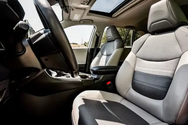 2019 Toyota RAV4 Hybrid Limited • SUNROOF • COOLED LEATHER • CP/ in Cars & Trucks in Cornwall - Image 30