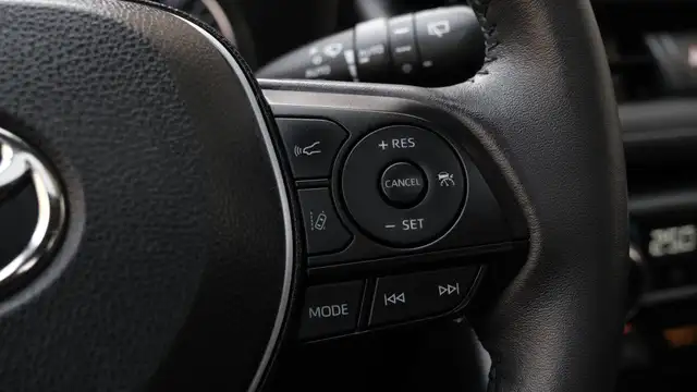 2021 Toyota RAV4 XLE | SUNROOF | ROOF RACK in Cars & Trucks in Mississauga / Peel Region - Image 18