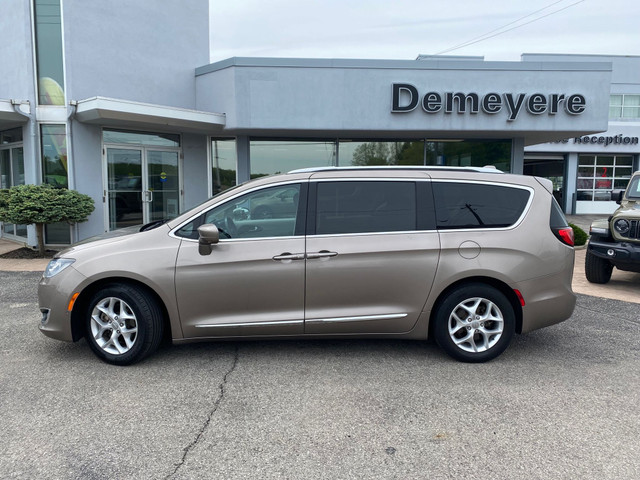 2017 Chrysler Pacifica Touring-L Plus Low Mileage, Well Maint... in Cars & Trucks in Norfolk County - Image 2