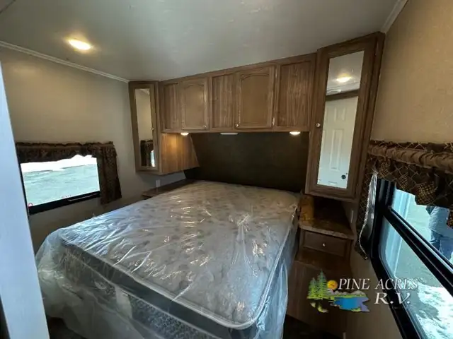 2015 Shasta RVs Revere 32DS in Travel Trailers & Campers in Truro - Image 9