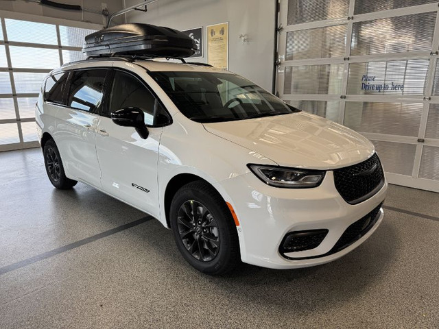 2025 CHRYSLER Pacifica Select in Cars & Trucks in Medicine Hat - Image 2