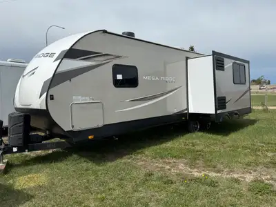 This trailer is only 6065 pounds!! Amazing amount of storage space. Dual entry. Living room slide. H...