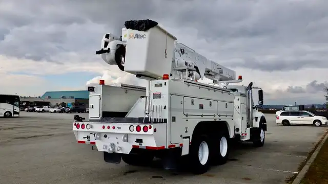 2008 international 7500 Tandem Bucket Truck Diesel Air Brakes in Heavy Trucks in Richmond - Image 9