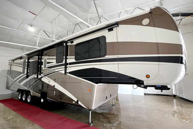 2018 DRV Mobile Suite 44 Nashville – Pre-Owned Luxury 5th Wheel in Travel Trailers & Campers in Red Deer - Image 3