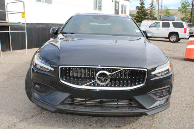 2020 Volvo V 60 T5 CROSS COUNTRY MOMENTUM All-wheel Drive - HAIL in Cars & Trucks in Calgary - Image 2