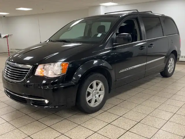 2012 Chrysler Town &amp; Country TOURING in Cars & Trucks in Calgary - Image 3