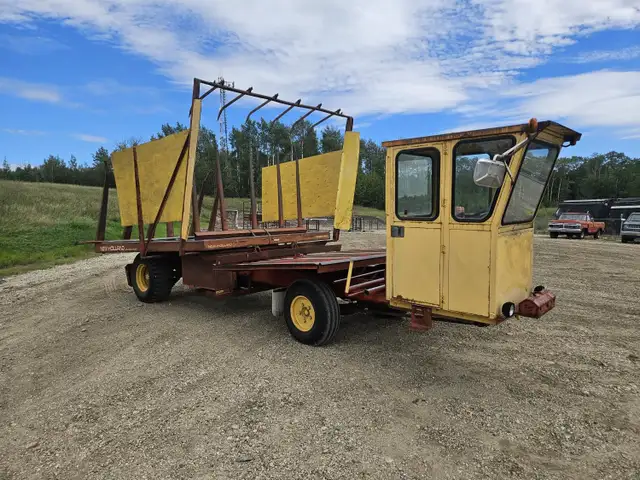 New Holland Square Bale Stackliner 1047 in Farming Equipment in Grande Prairie - Image 3