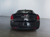 Decouvrez le parfait equilibre entre puissance, luxe et style avec cette Chrysler 300 S 2018 au fini... (image 5)