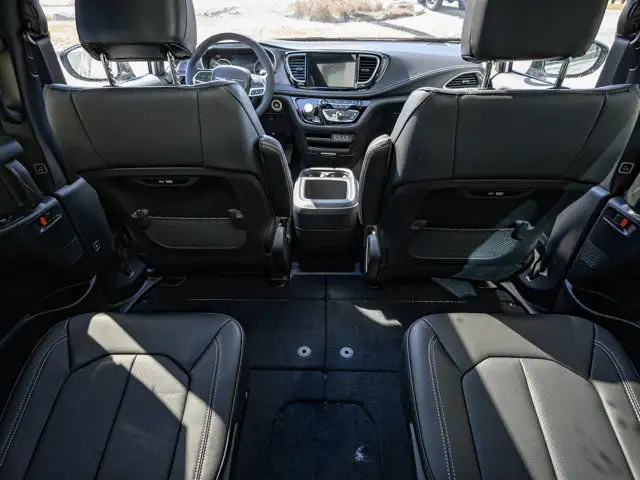 2025 Chrysler Pacifica Select in Cars & Trucks in Barrie - Image 17
