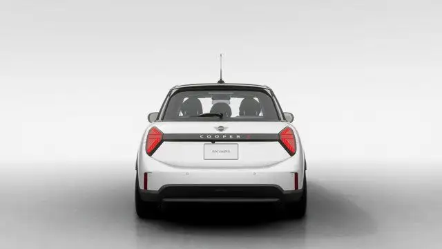 2025 MINI 5 Door Cooper S | Premier | Style Classique | Volant in Cars & Trucks in City of Montréal - Image 6