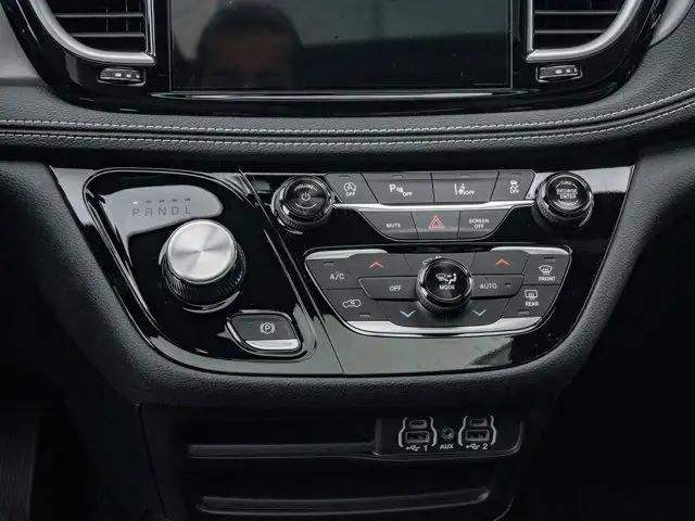 2025 Chrysler Pacifica Select in Cars & Trucks in Barrie - Image 29