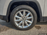 Experience luxury and versatility with this 2016 Jeep Cherokee Limited! This well-maintained SUV off... (image 6)