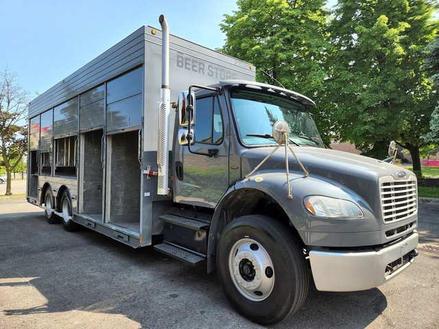  2014 Freightliner M2 ONLY 184,411Km, 11 Rollup Doors, CUMMINS I in Heavy Trucks in City of Montréal - Image 3