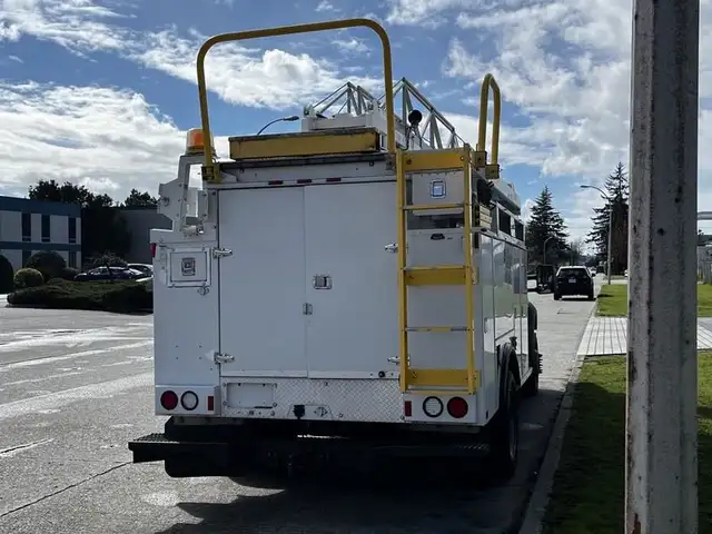 2008 ford F-550 Service Truck With Bucket 2WD Diesel in Heavy Trucks in Richmond - Image 9