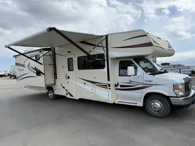 The 2015 Coachmen Freelander 32BH is a Class C motorhome built on a reliable Ford E450 chassis. Bunk...
