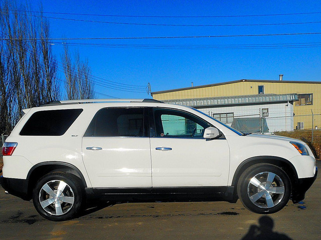 2010 GMC Acadia SLT AWD Sports Utility Vehicle in Cars & Trucks in St. Albert - Image 2