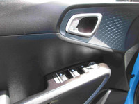 2023 Kia Soul with only 6,909km! Equipped with remote keyless entry, power windows, power locks, blu... (image 7)