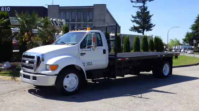 2006 Ford F650 16 Foot Flat Deck in Cars & Trucks in Delta/Surrey/Langley - Image 6