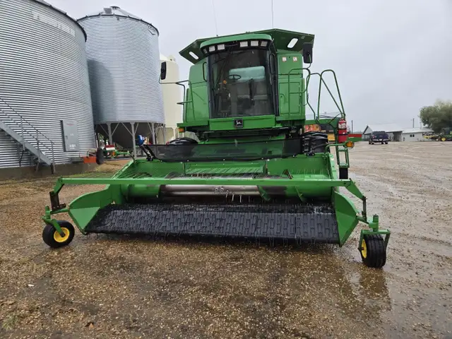 2000 John Deere Combine 9650 in Farming Equipment in Kamloops - Image 9