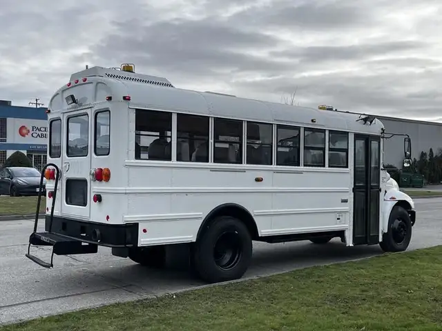2013 international 4200 21 Passenger Bus Diesel Hydraulic Brakes in Heavy Trucks in Richmond - Image 11