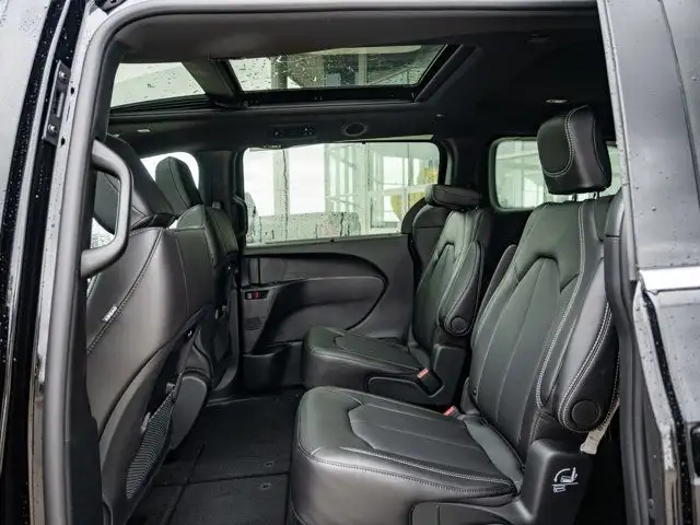 2025 Chrysler Pacifica Select in Cars & Trucks in Barrie - Image 16