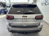 ENGINE: 5.7L HEMI VVT V8, BILLET METALLIC, TRAILHAWK LUXURY GROUP, COMMANDVIEW DUAL-PANE SUNROOF, BL... (image 4)