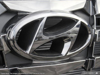 This Hyundai Tucson has a strong Regular Unleaded I-4 2.5 L/152 engine powering this Automatic trans... (image 8)